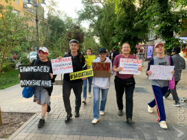 Фемактивистки вышли на протест в Алматы, требуя пожизненного заключения для Бишимбаева 