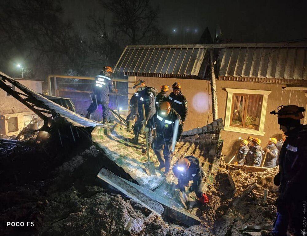 В Алматы ведут поиски семьи из четырех человек, проживавшей в поврежденном оплывиной доме