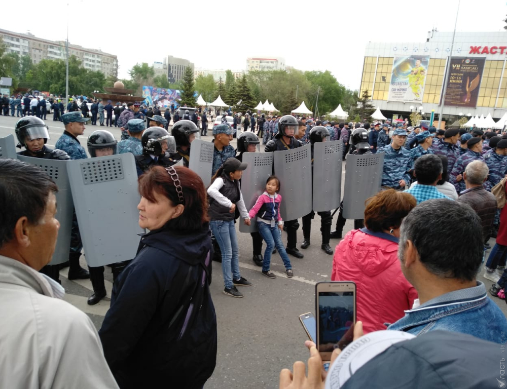 В столице Казахстана у дворца «Жастар» начались задержания