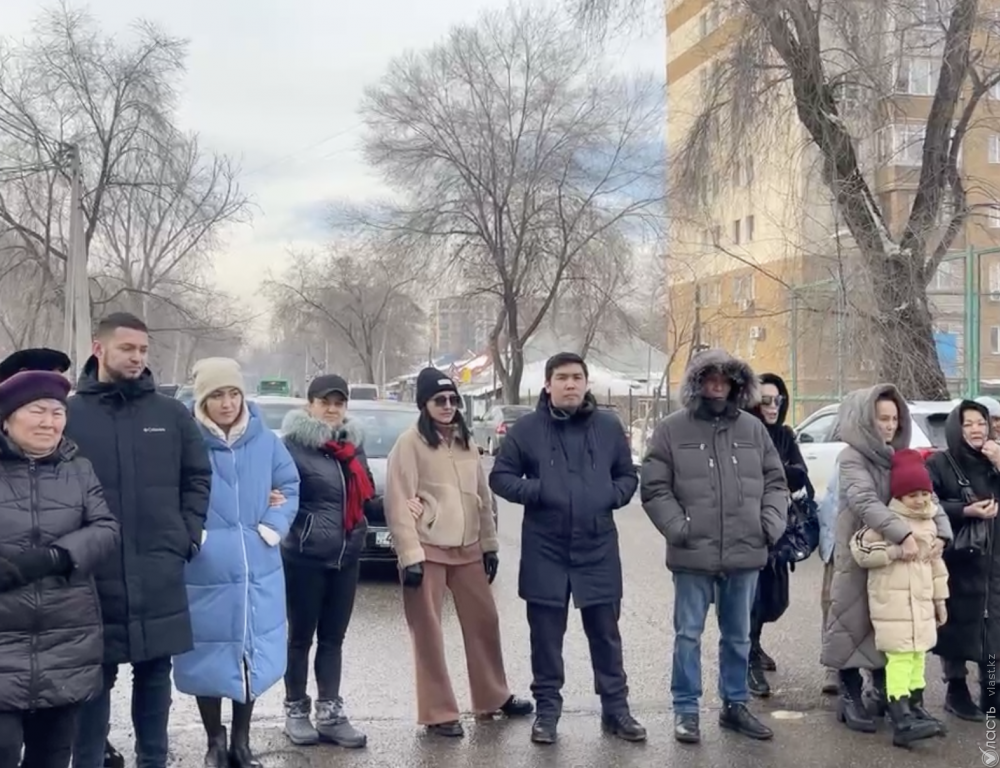 Полиция привлекла к ответственности перекрывавших улицу жителей жилого комплекса в Алматы 