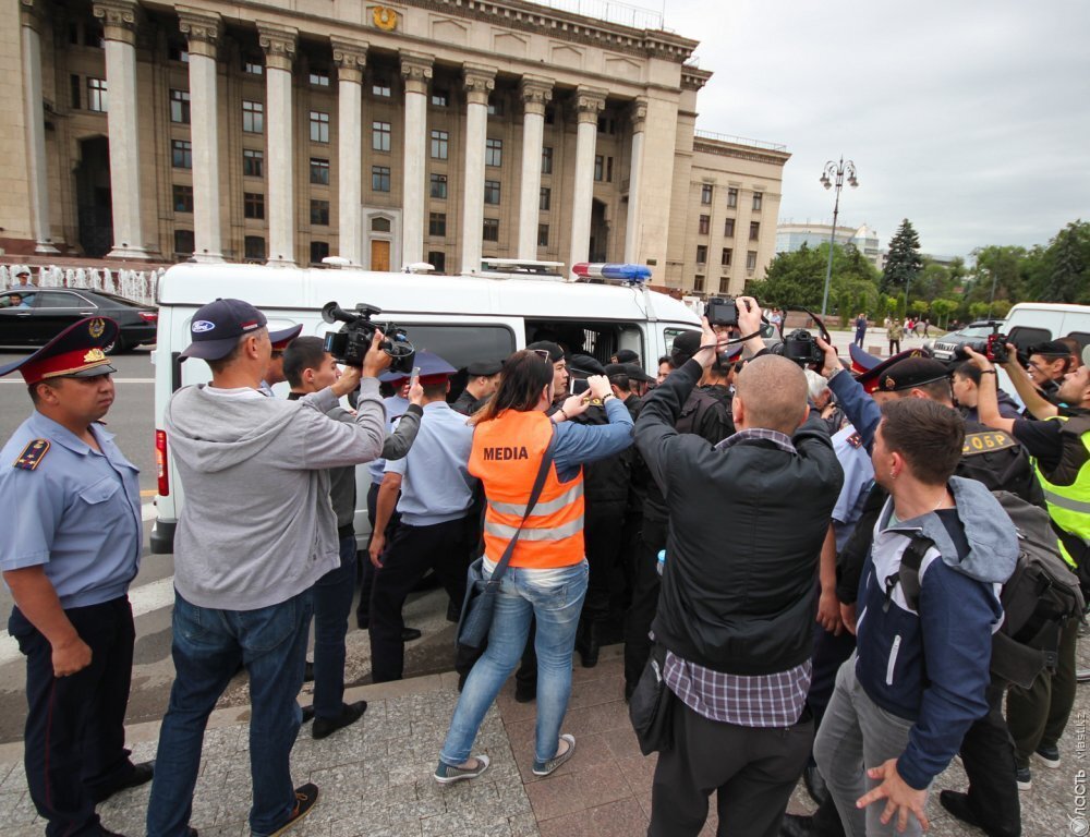 Несколько активистов задержаны полицией в Алматы, сообщают их соратники  