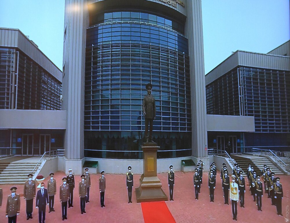 В столице открыли монумент Нурсултану Назарбаеву