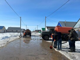 В Уральске талыми водами затопило улицы, дворы и здание акимата