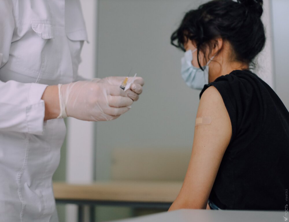 Еще 21 тыс. казахстанцев получила первую дозу вакцины от коронавируса 