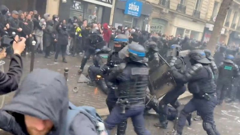 Более сотни полицейских получили ранения во время первомайских акций протеста во Франции
