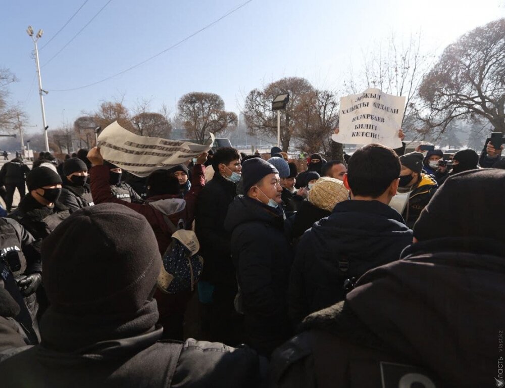 ​Полиция Алматы уже более трех часов безосновательно удерживает сторонников движения Oyan, Qazaqstan и Демпартии