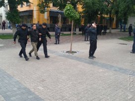 В районе площади «Астана» в Алматы идут задержания 