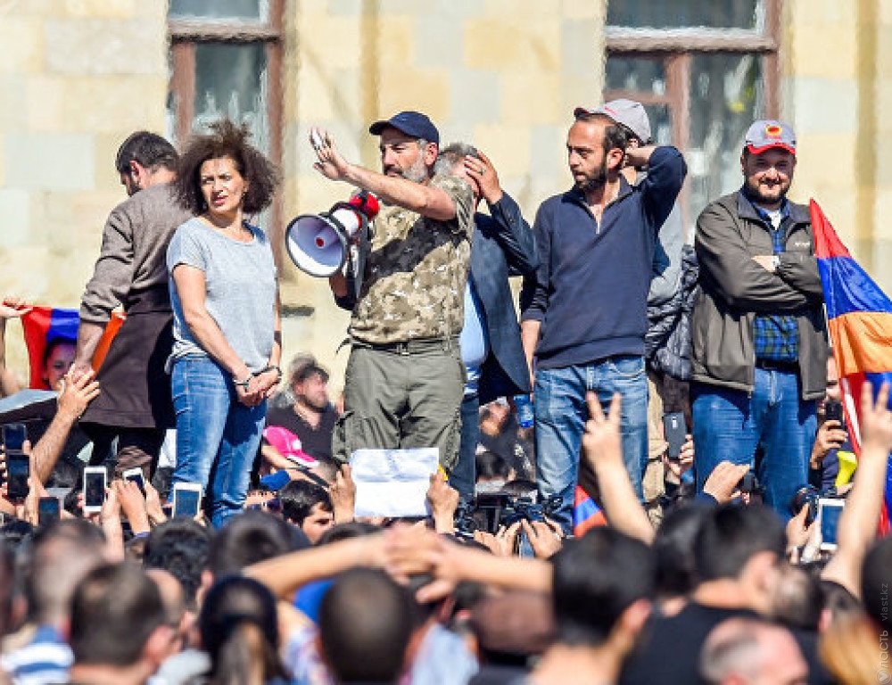 Саргсян ушел в отставку с поста премьера Армении на фоне протестов 