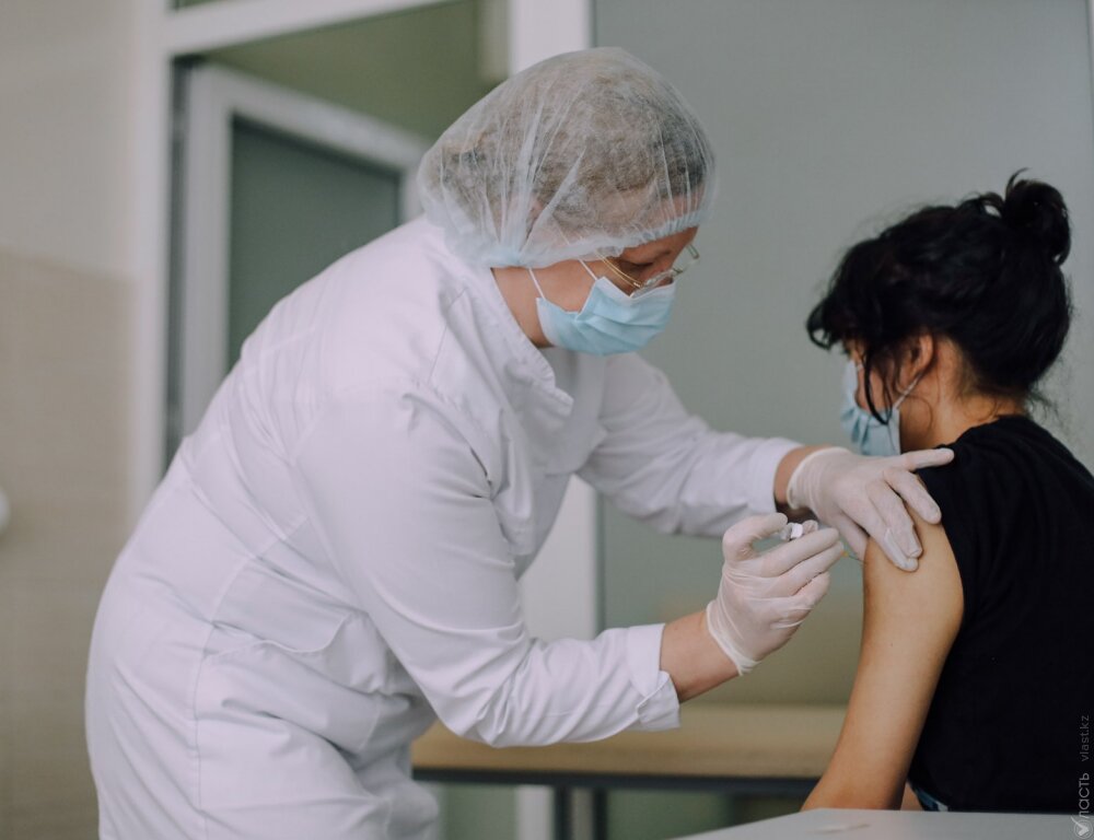 В Казахстане продлили сроки по вакцинации работников бизнеса