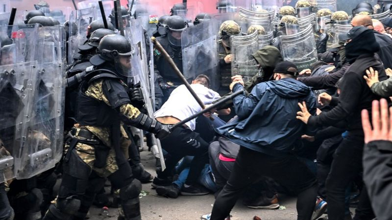 В Косово произошли столкновения сербских демонстрантов с миротворцами НАТО и полицией
