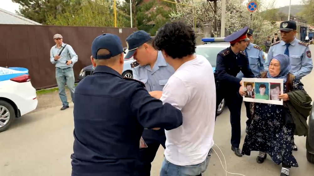 Полиция задержала четверых протестующих у консульства Китая в Алматы