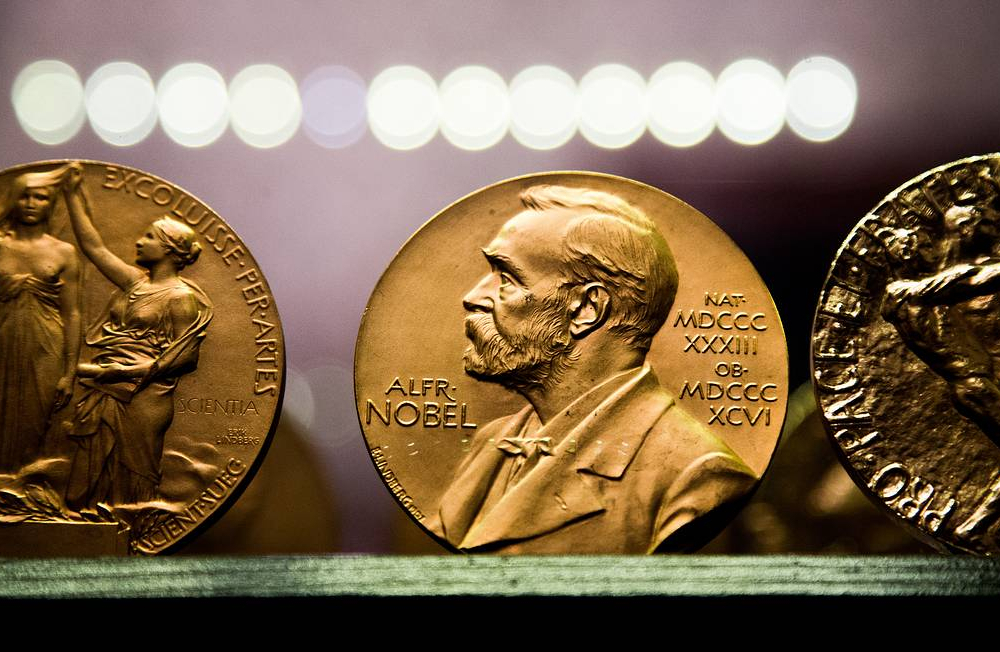 Нобелевскую премию по химии получили ученые за открытие и синтез квантовых точек