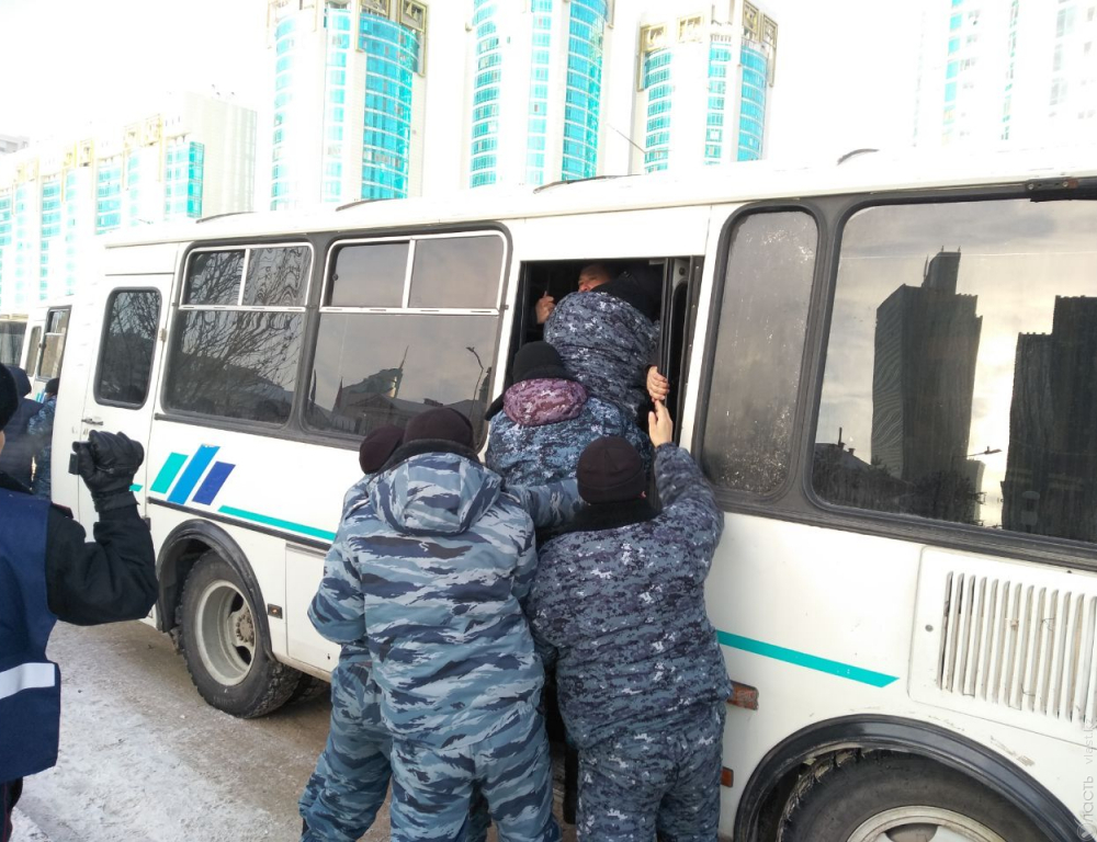 Столичная полиция задержала трех человек, собравшихся выразить солидарность с протестующими в Жанаозене