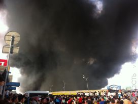 Пожар на алматинской барахолке распространился на соседний рынок