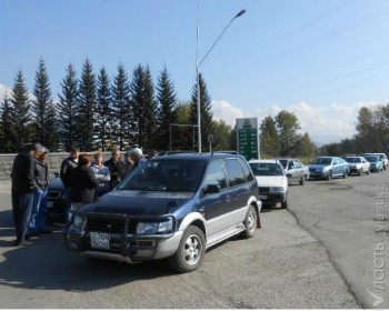 В Риддере автомобилисты перекрыли дорогу, выступая против дефицита бензина на заправках