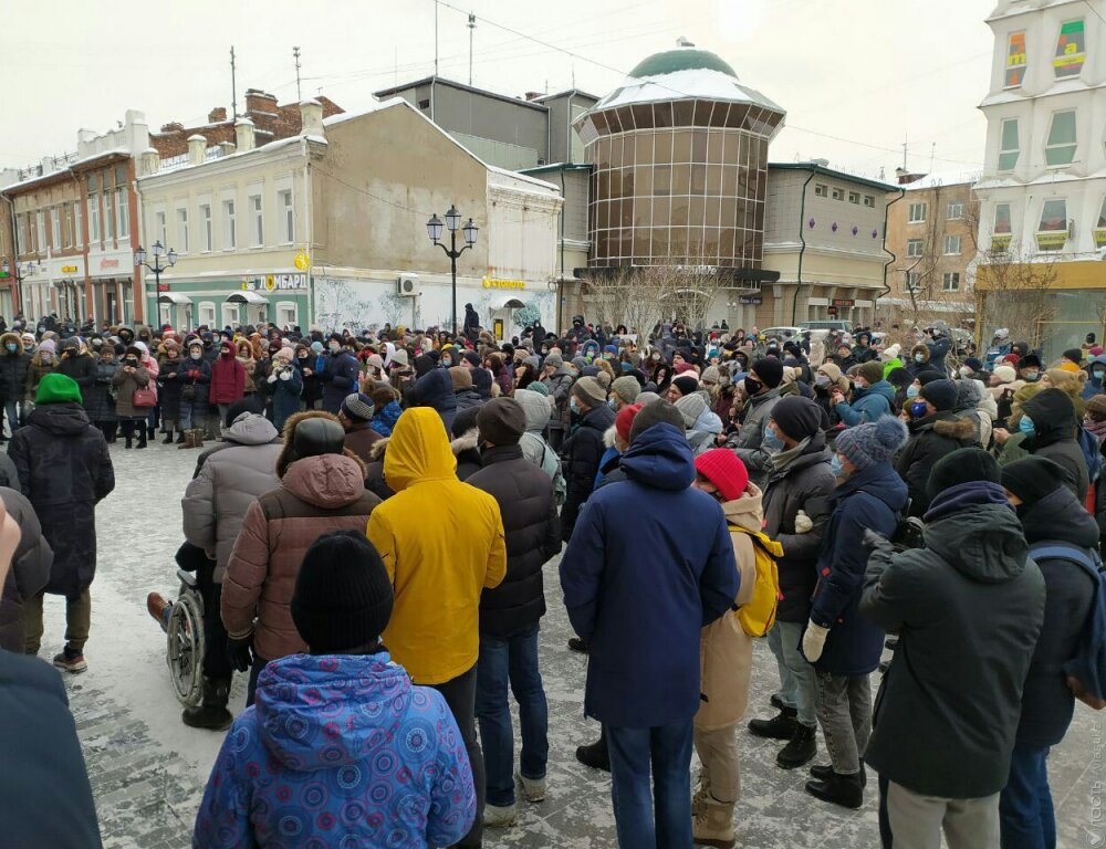 Тысячи человек участвуют в акциях по всей России с требованием свободы Навальному