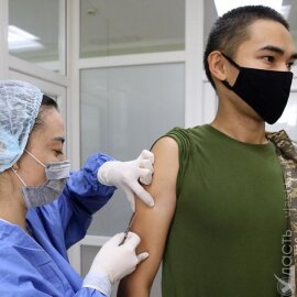 Казахстанские военнослужащие ждали вакцину QazVac, сообщили в Нацгвардии