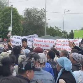 Жители Кульсары вышли на митинг, требуя компенсаций за затопленные дома