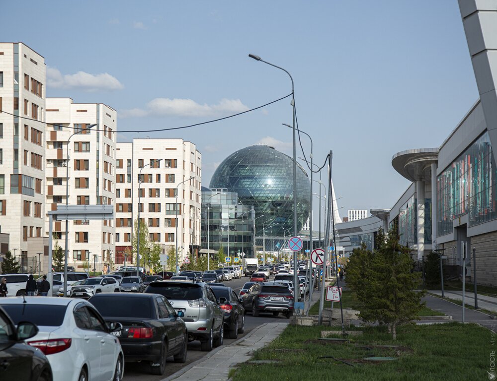 Токаев предлагает запретить строить дома без паркингов