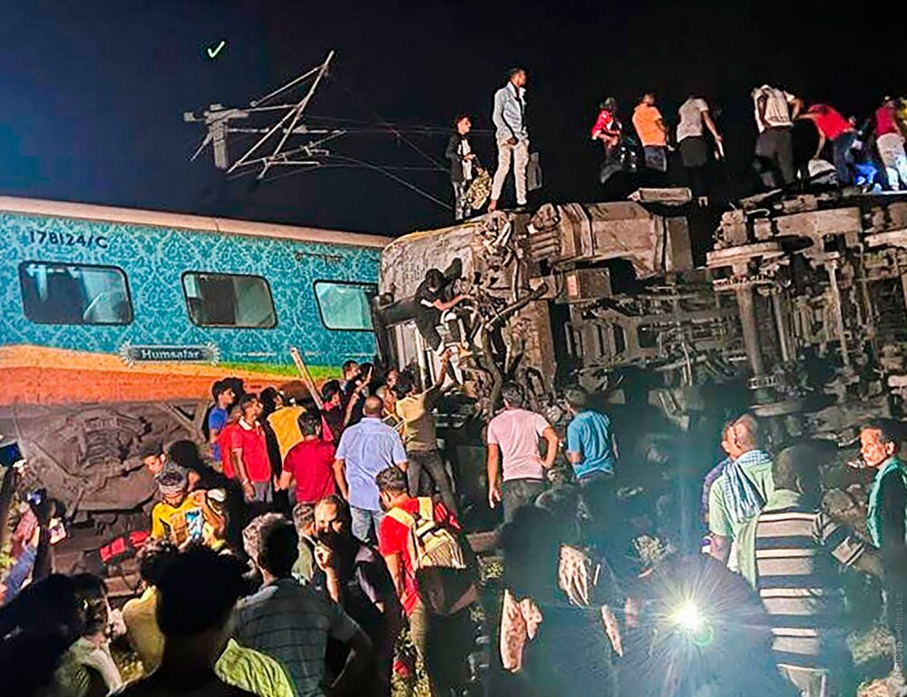 Более 230 человек погибли в столкновении поездов в Индии 
