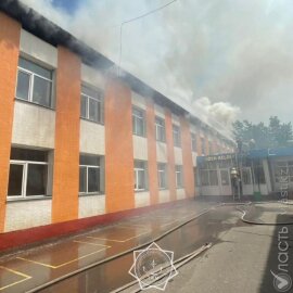 В Шымкенте загорелась школа