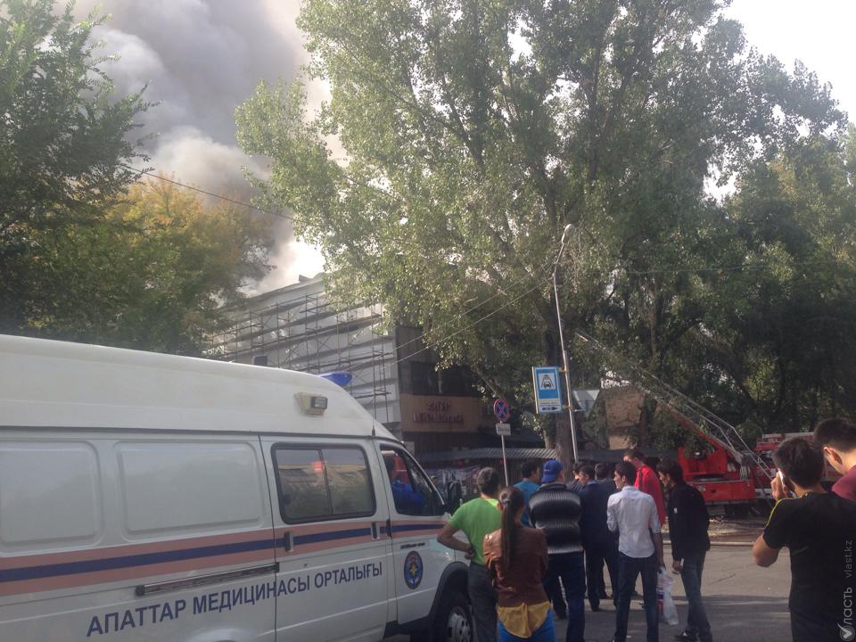 В центре Алматы горит бильярдный клуб