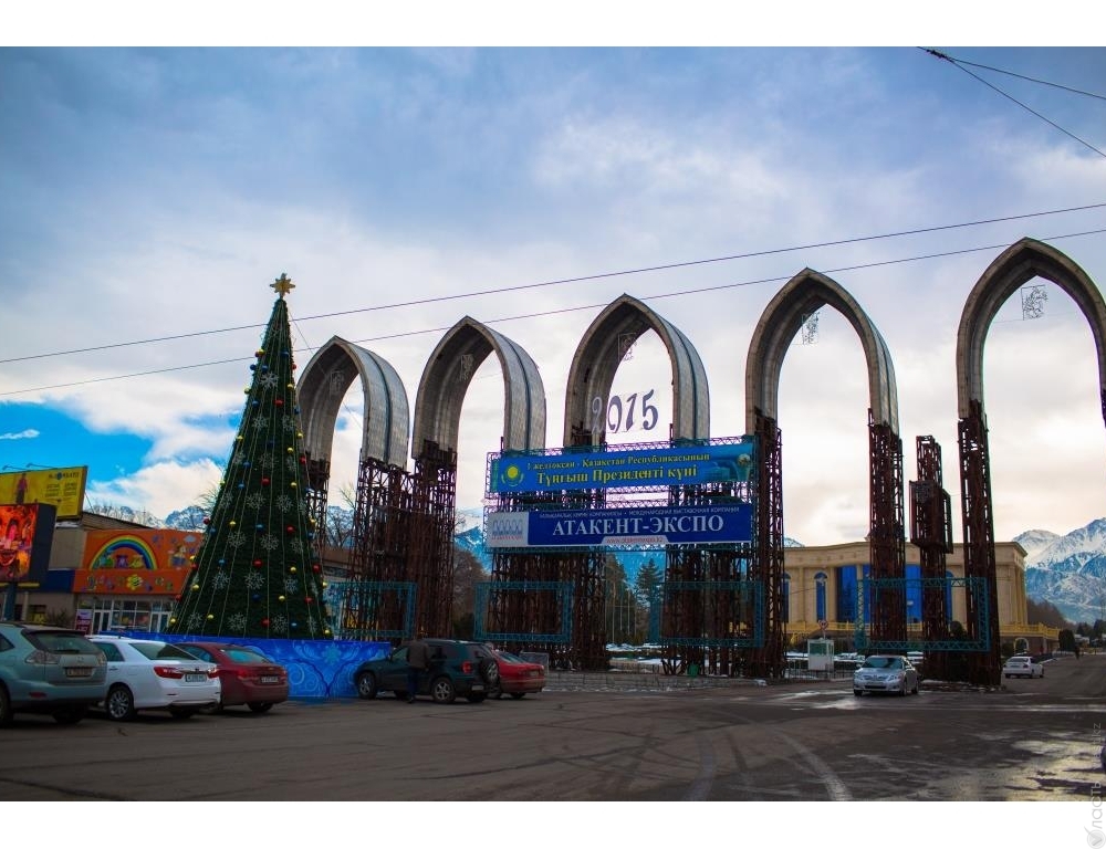 Запретить парковку перед входной группой парка Атакент предлагают в Алматы