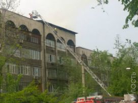 В Алматы произошло возгорание кровли жилого дома