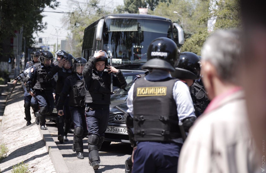 В Алматы полиция задержала небольшую группу молодежи на подходах к площади Астана