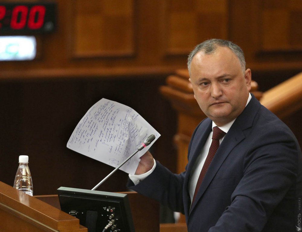 Молдова сейчас: два премьера и в шестой раз отстраненный от власти президент