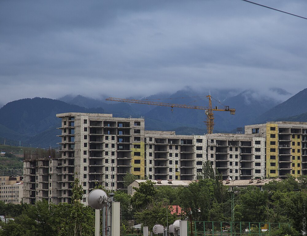 Запретить строительство домов выше двух этажей в предгорьях Алматы предлагает депутат мажилиса