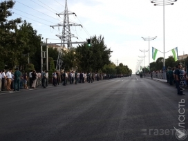 В Ташкенте прощаются с Исламом Каримовым - на улицах выстроена живая цепь вдоль дорог