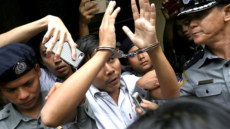 В Мьянме осудили журналистов Reuters, освещавших расследование убийств рохинджа 