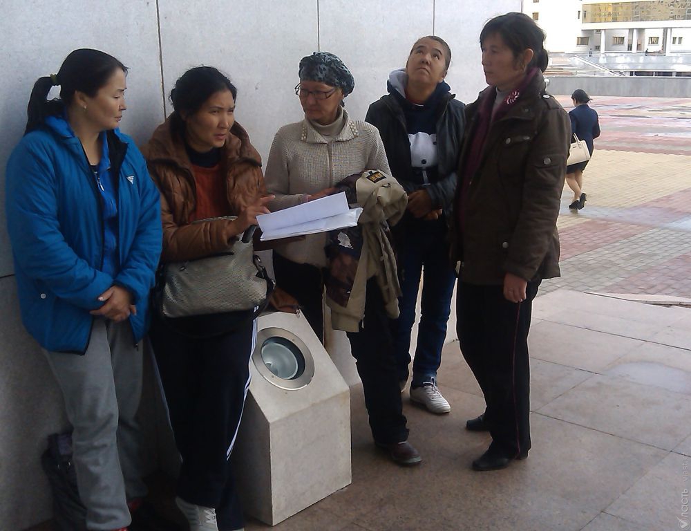 Жительницы Астаны, живущие у здания правительства уже неделю, в понедельник были задержаны и доставлены в РОВД