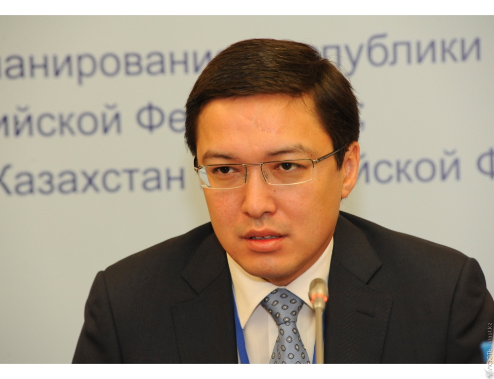 Назарбаев поручил главе Нацбанка объяснить обществу, что ничего экстраординарного с тенге не происходит