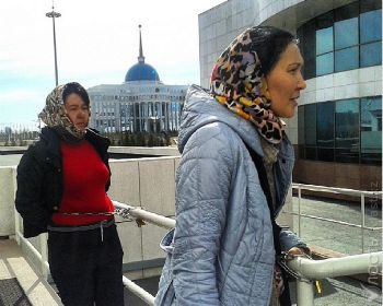 В знак протеста четыре женщины приковали себя цепями к поручням у здания парламента