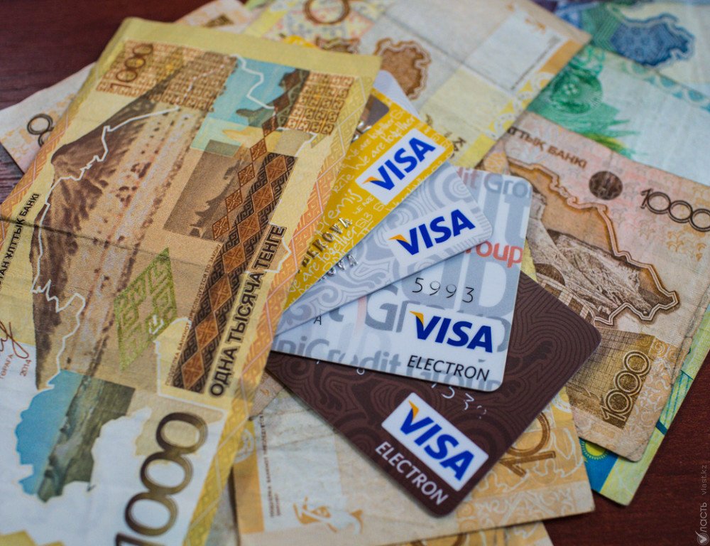 ​Более трети казахстанцев используют банковские карты только для снятия наличных - исследование Visa