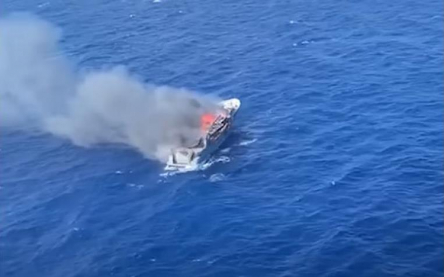 В Италии спасли 8 казахстанских туристов с загоревшейся яхты