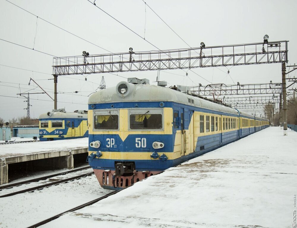 В Жамбылской области под поездом погибли двое железнодорожников