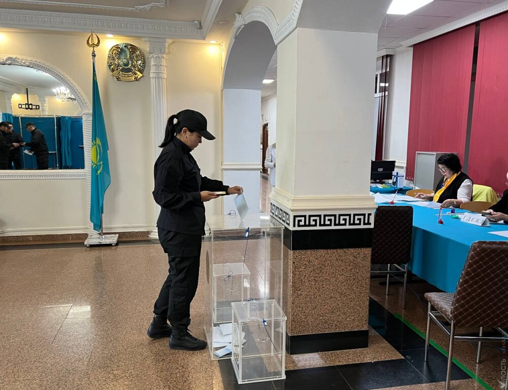 Самая низкая явка на референдум остается в Алматы и столице 