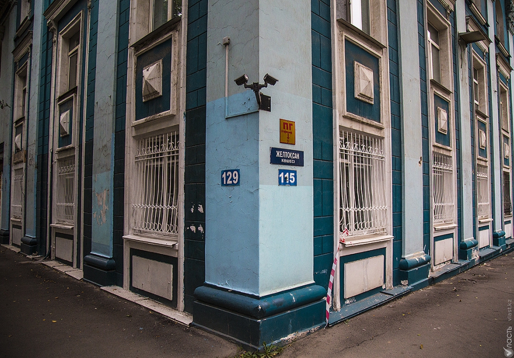 Министр культуры пообещал разобраться со сносом здания бывшего Госплана в Алматы