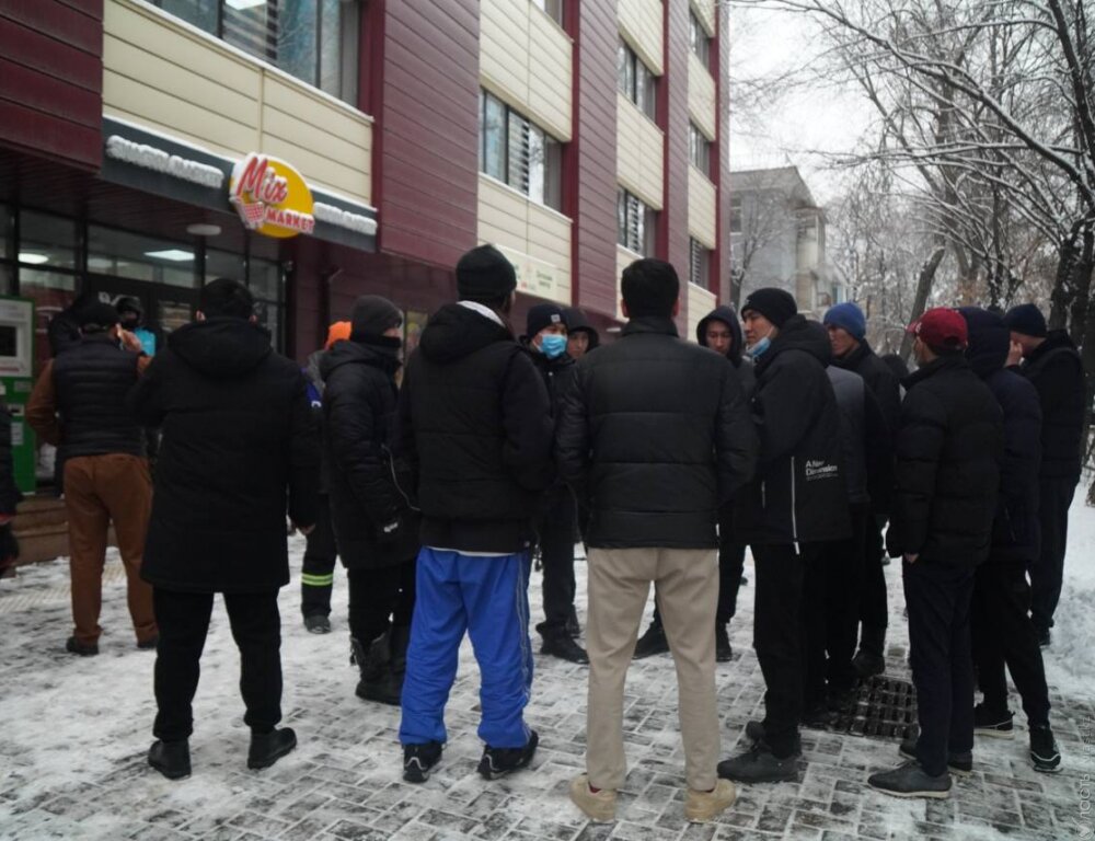 Десятки курьеров Wolt в Алматы вновь пришли к головному офису компании