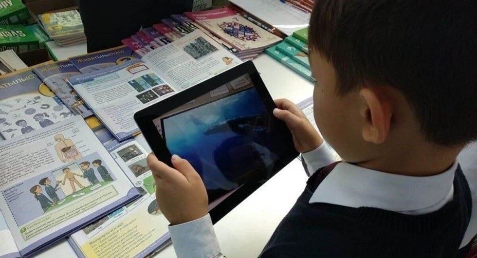 Минцифры предлагает запустить в 2023 году в Казахстане производство планшетов для школьников 