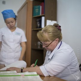 Халык банк перечислит 100 млн. тенге медикам, борющимся с коронавирусом
