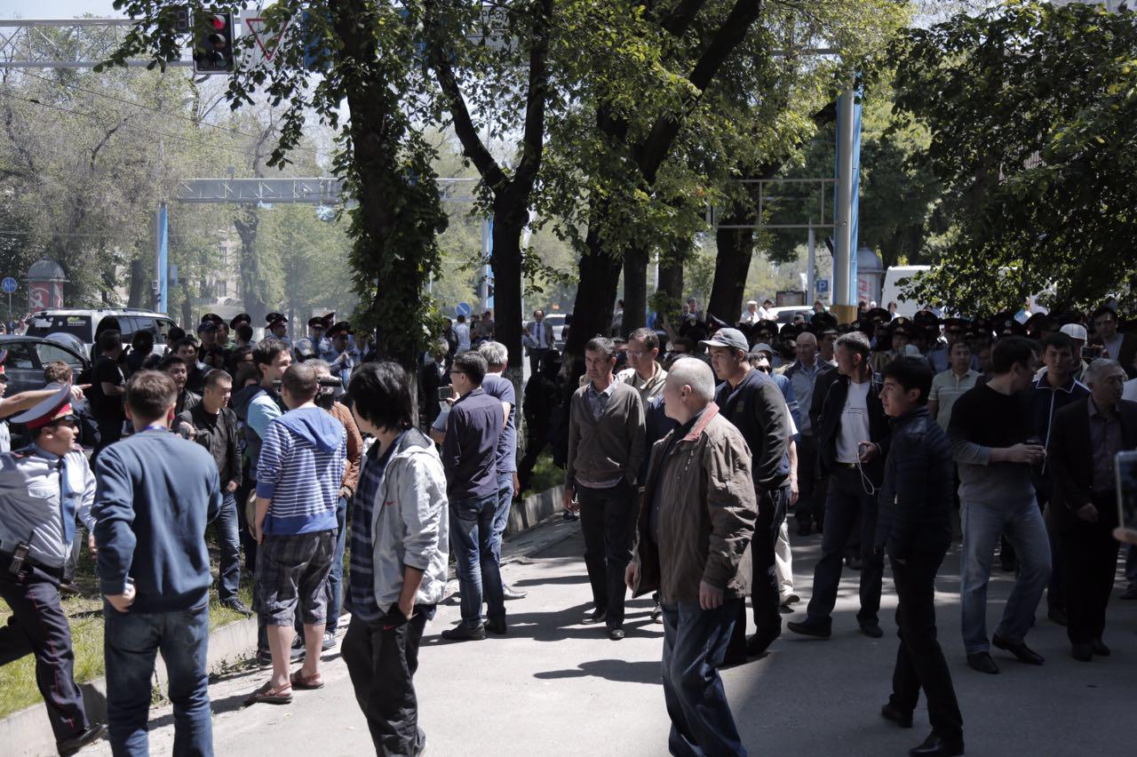 Митинг в алматы. Митинг в Алматы сегодня. Свежие цветы в Алматы сегодня новости.