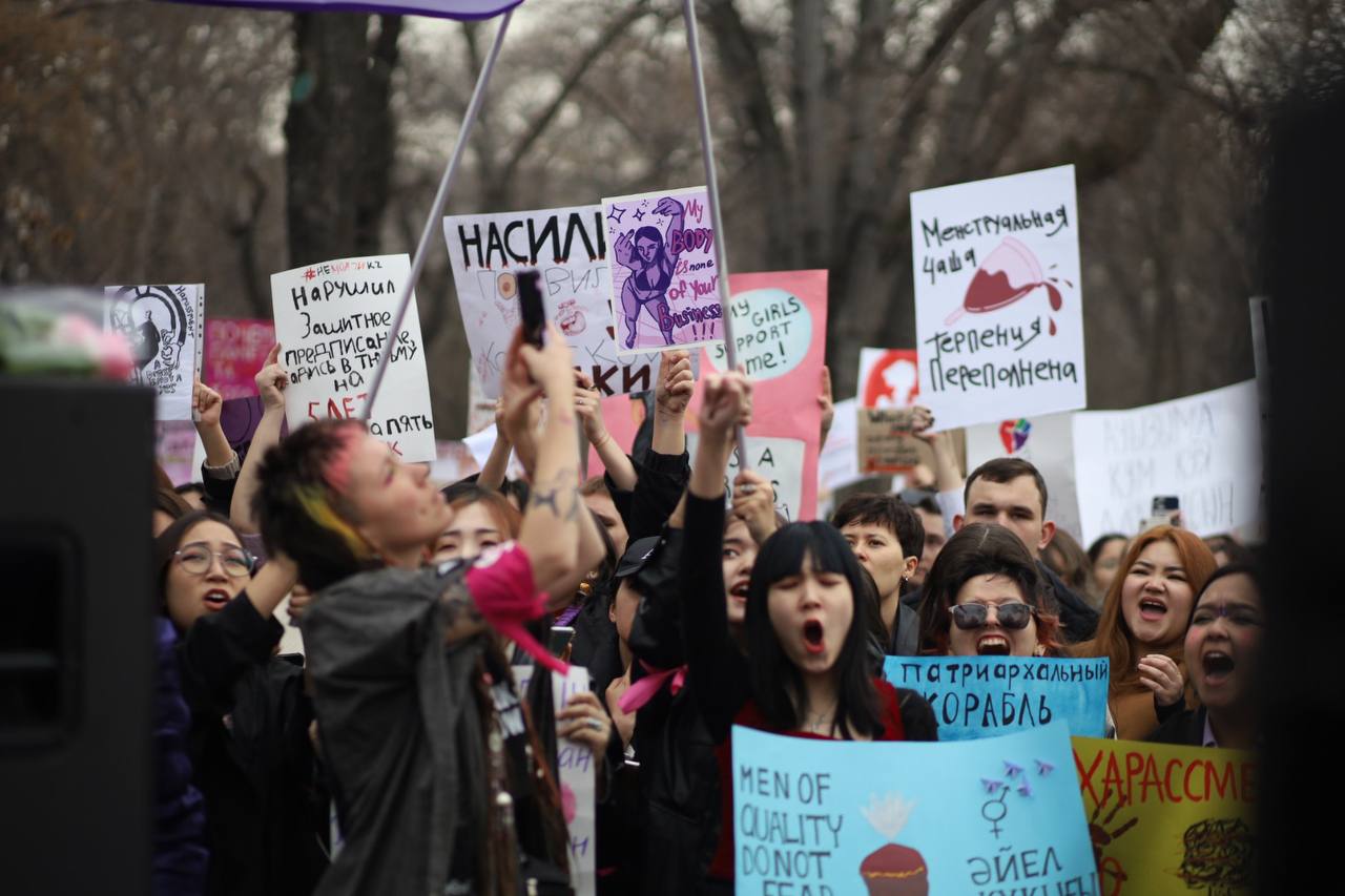 В мексике чел заехал в митинг феминисток. Митинг. Защита прав женщин.