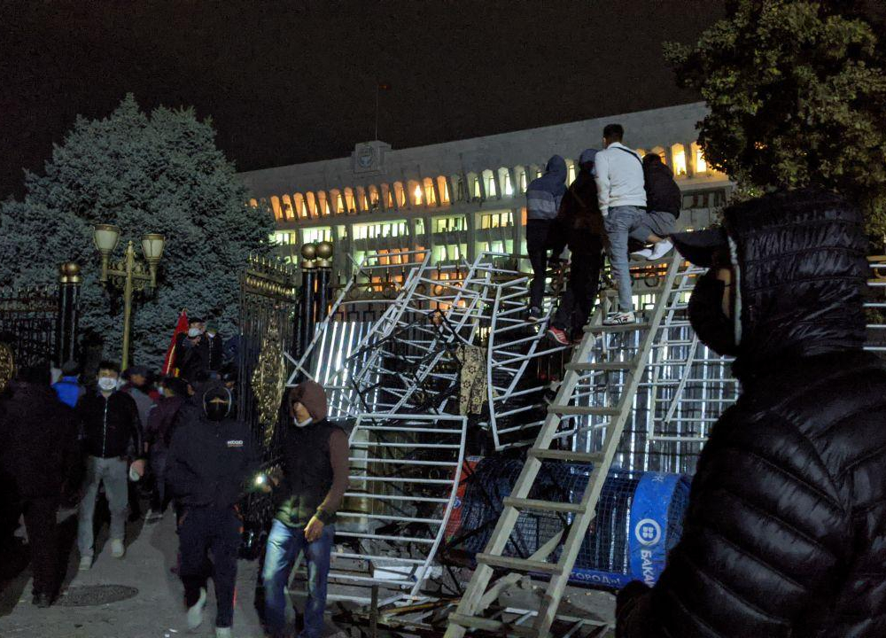 Протестующие сторонники оппозиции захватили здание парламента Кыргызстана 