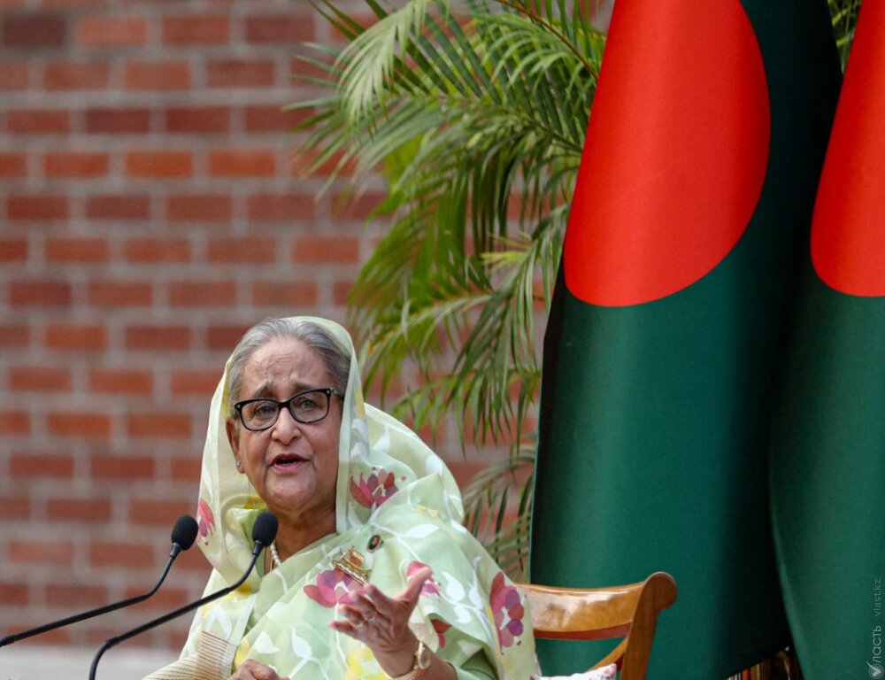 
Премьер Бангладеш покинула страну на фоне протестов 