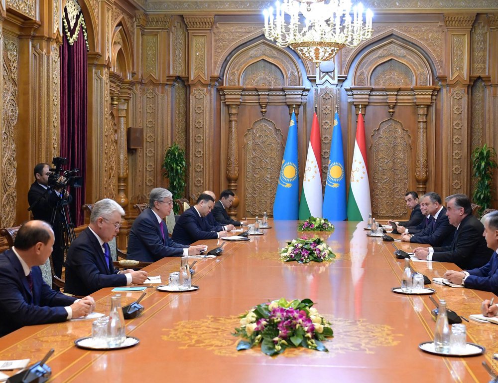 Казахстан продолжит поддерживать Таджикистан в международных организациях, заявил Токаев