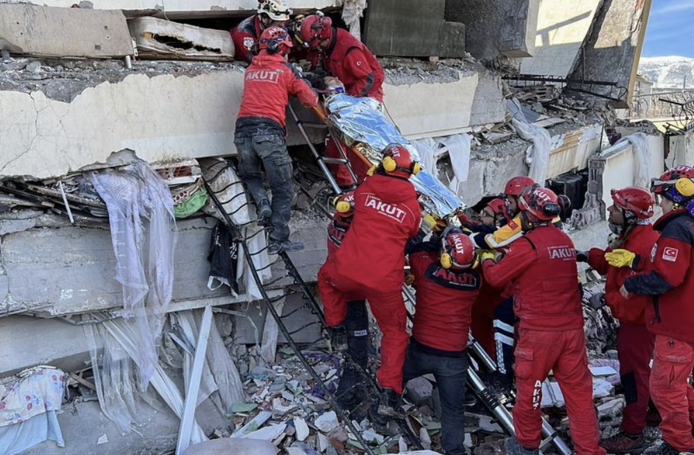 Число жертв землетрясения в Турции и Сирии продолжает расти